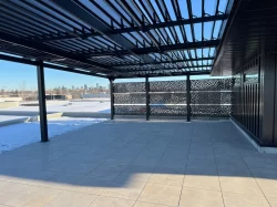 Terrasse de toit sous les lames, silhouette de la ville au fond, Laboratoire RIVA à Blainville