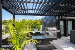 Terrasse de toit avec barbecue sous les lames noires, Édifice Lafleur-Davey à Sherbrooke