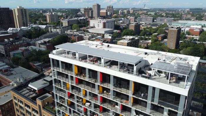 Vue aérienne de la terrasse de toit blanche, Laurent & Clark à Montréal