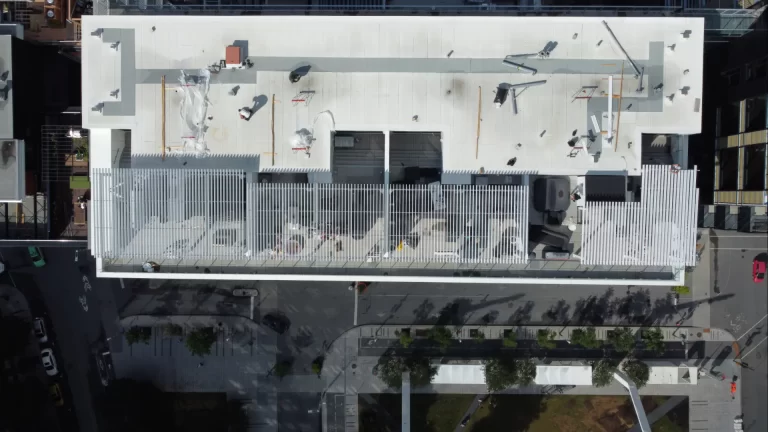 Terrasse de toit et ses pergolas vues à la verticale, Laurent & Clark à Montréal