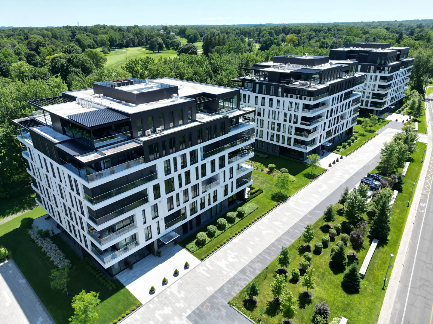 Vue aérienne des immeubles et de leurs terrasses de toit, Laval-sur-le-Lac Condos à Laval