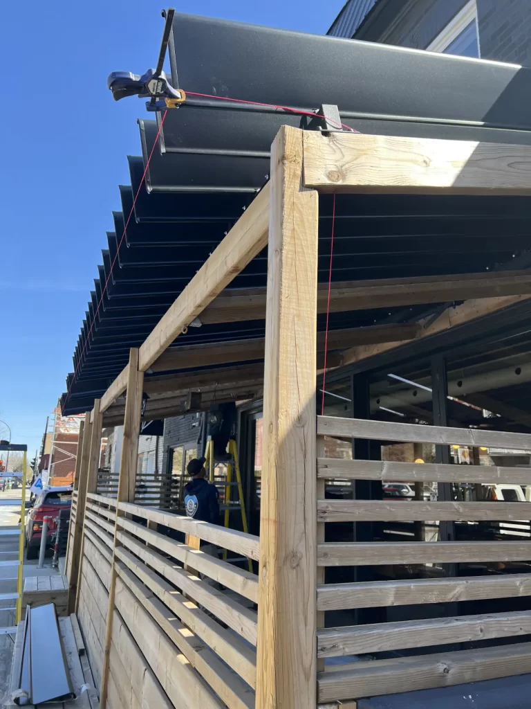 Structure de la pergola et son paravent de bois, Bistro Le Cerf-Volant à Montréal
