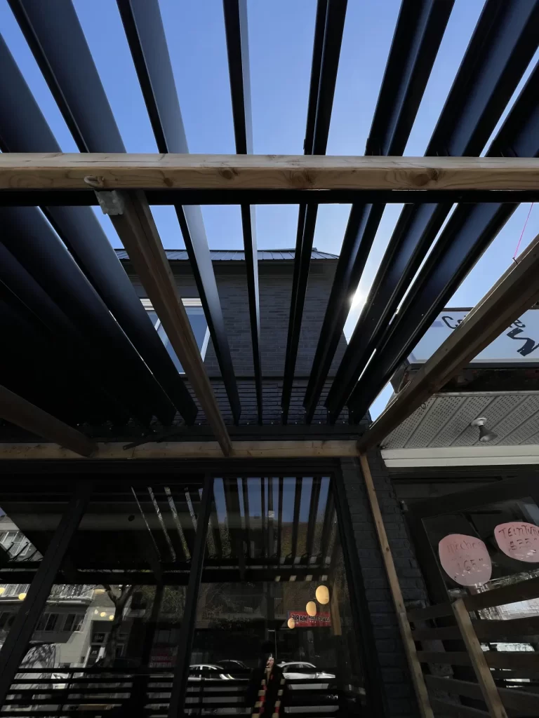 Lames noires vues de dessous depuis la terrasse, Bistro Le Cerf-Volant à Montréal