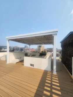 Couvert blanc sur la terrasse de toit face à la ville, Le Parloir à Montréal
