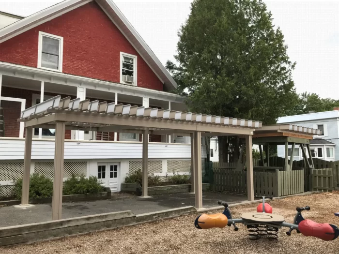 Pergola au-dessus de la cour de jeux de la garderie, CPE Les Jeunes pousses à Waterloo