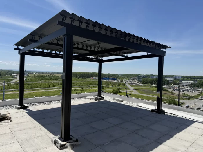 Pergola noire sur la terrasse de toit dominant le secteur, Livéo Condos à Châteauguay