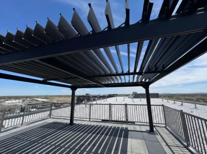 Pergola noire sur la terrasse de toit dominant le secteur, Livéo Condos à Mascouche