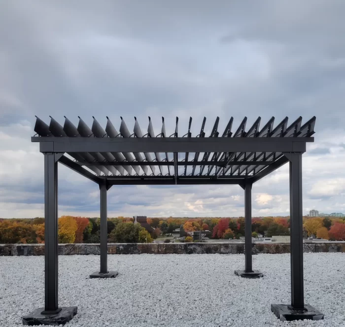 Pergola noire sur le toit de gravier sous un ciel gris, Livéo Condos à Repentigny