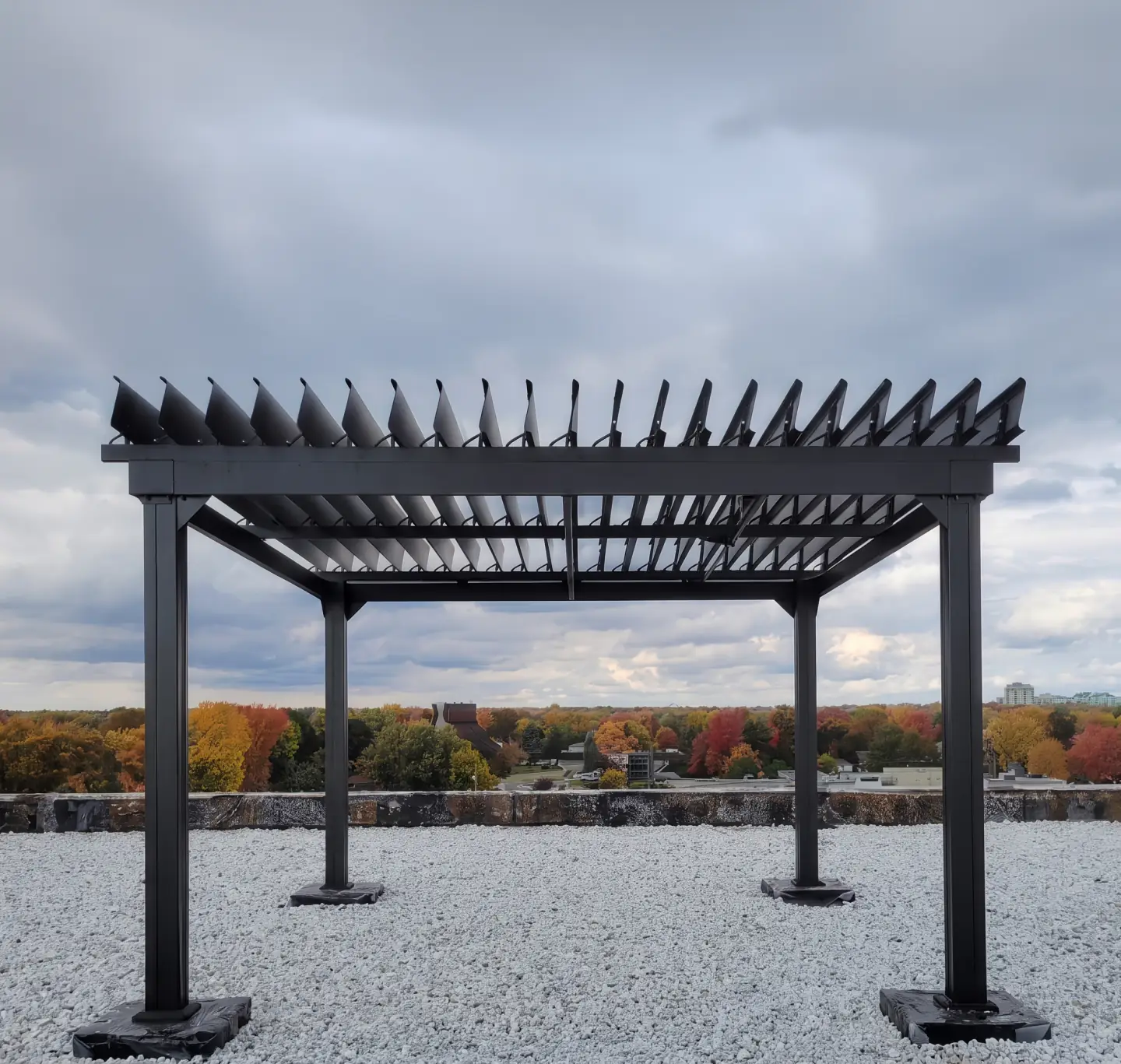 Pergola noire sur le toit de gravier sous un ciel gris, Livéo Condos à Repentigny