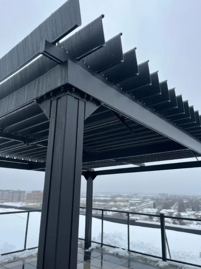 Détail des lames noires sur le toit, Livéo à Pointe-Claire