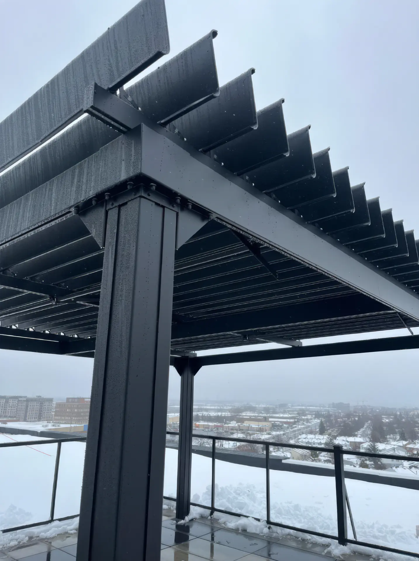 Détail des lames noires sur le toit, Livéo à Pointe-Claire