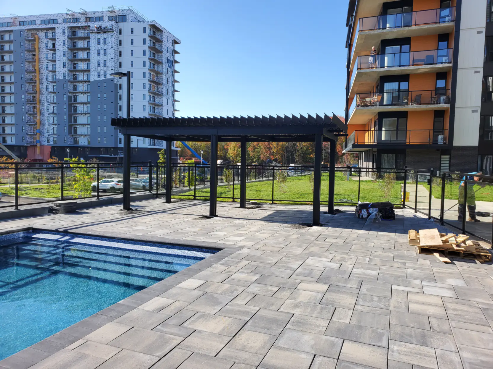 Pergola noire au bord de la piscine de l'immeuble, Les Loges St-Nicolas à Lévis