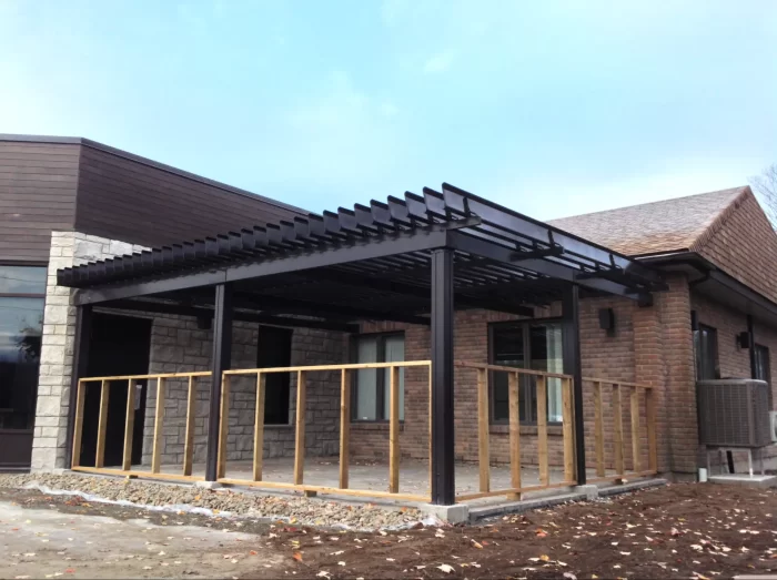 Black pergola being installed at the municipal entrance, Saint-Alphonse-de-Granby town hall
