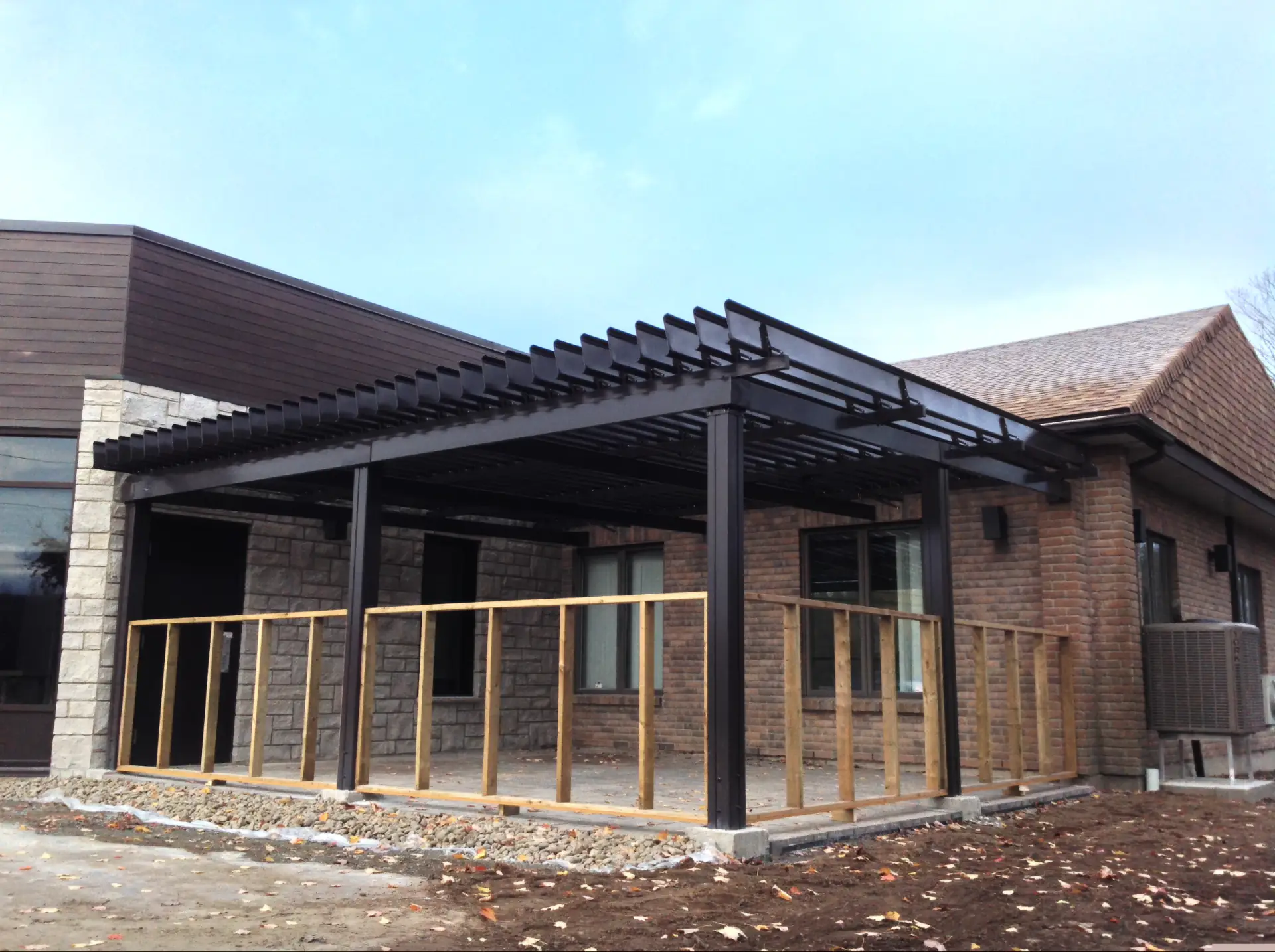 Black pergola being installed at the municipal entrance, Saint-Alphonse-de-Granby town hall