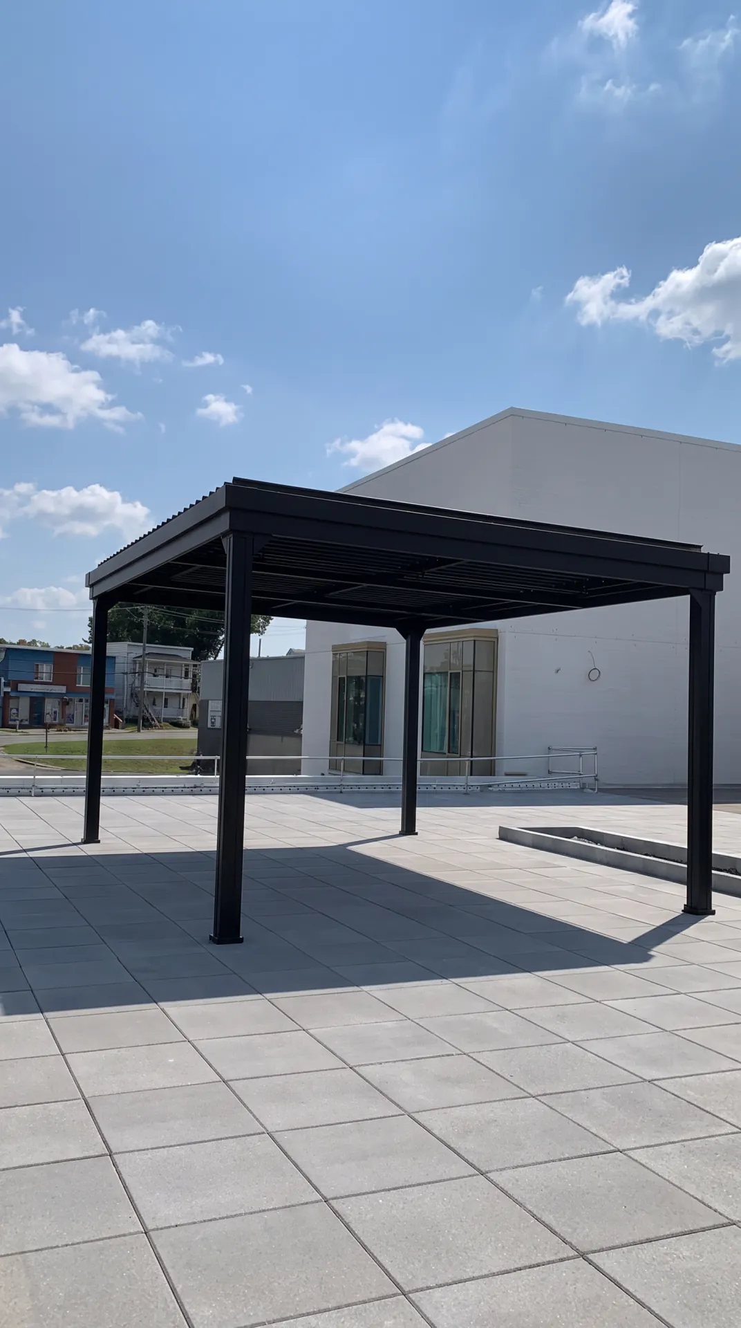 Pergola noire sur la terrasse pavée, Maison des aînés à Trois-Rivières