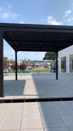Pergola noire au-dessus de la cour pavée, Maison des aînés à Trois-Rivières