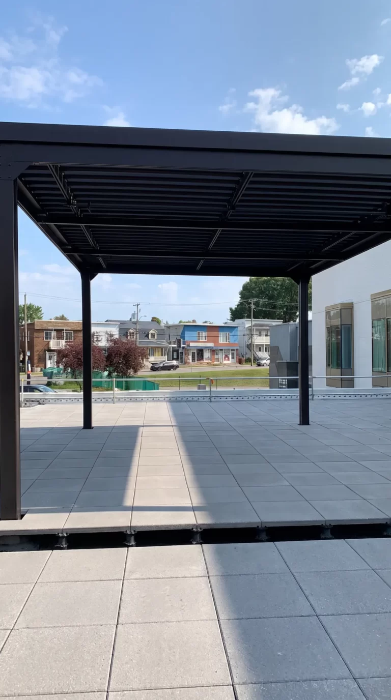 Pergola noire au-dessus de la cour pavée, Maison des aînés à Trois-Rivières