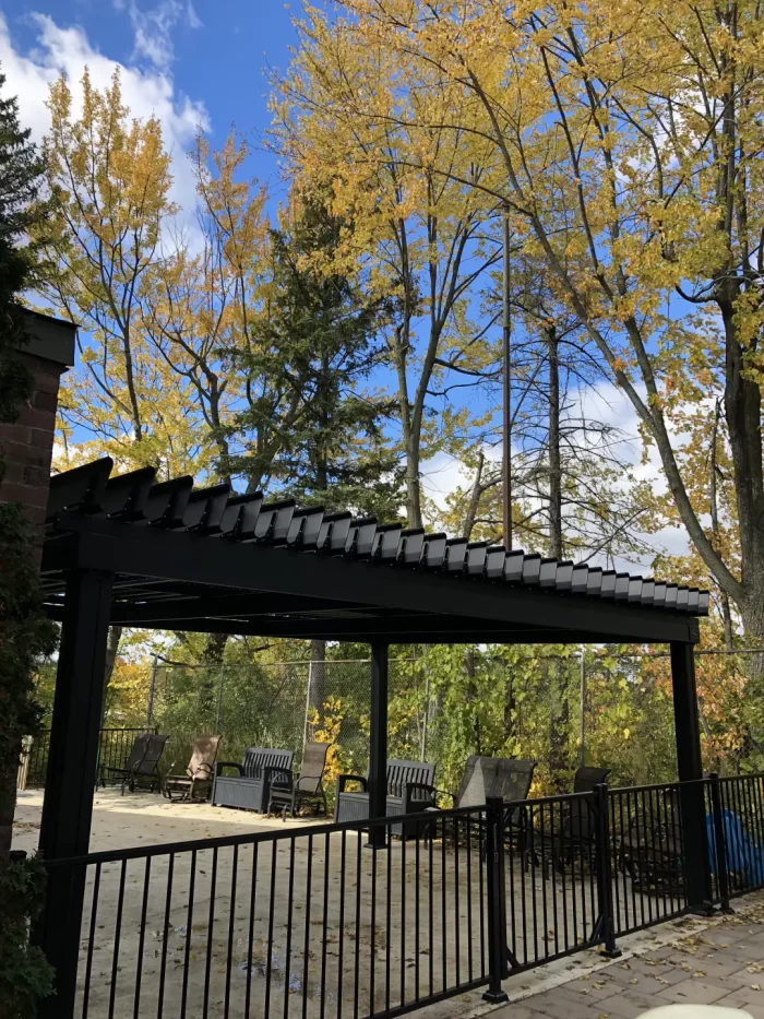 Pergola noire au-dessus de la terrasse en automne, Manoir Soleil à Chambly