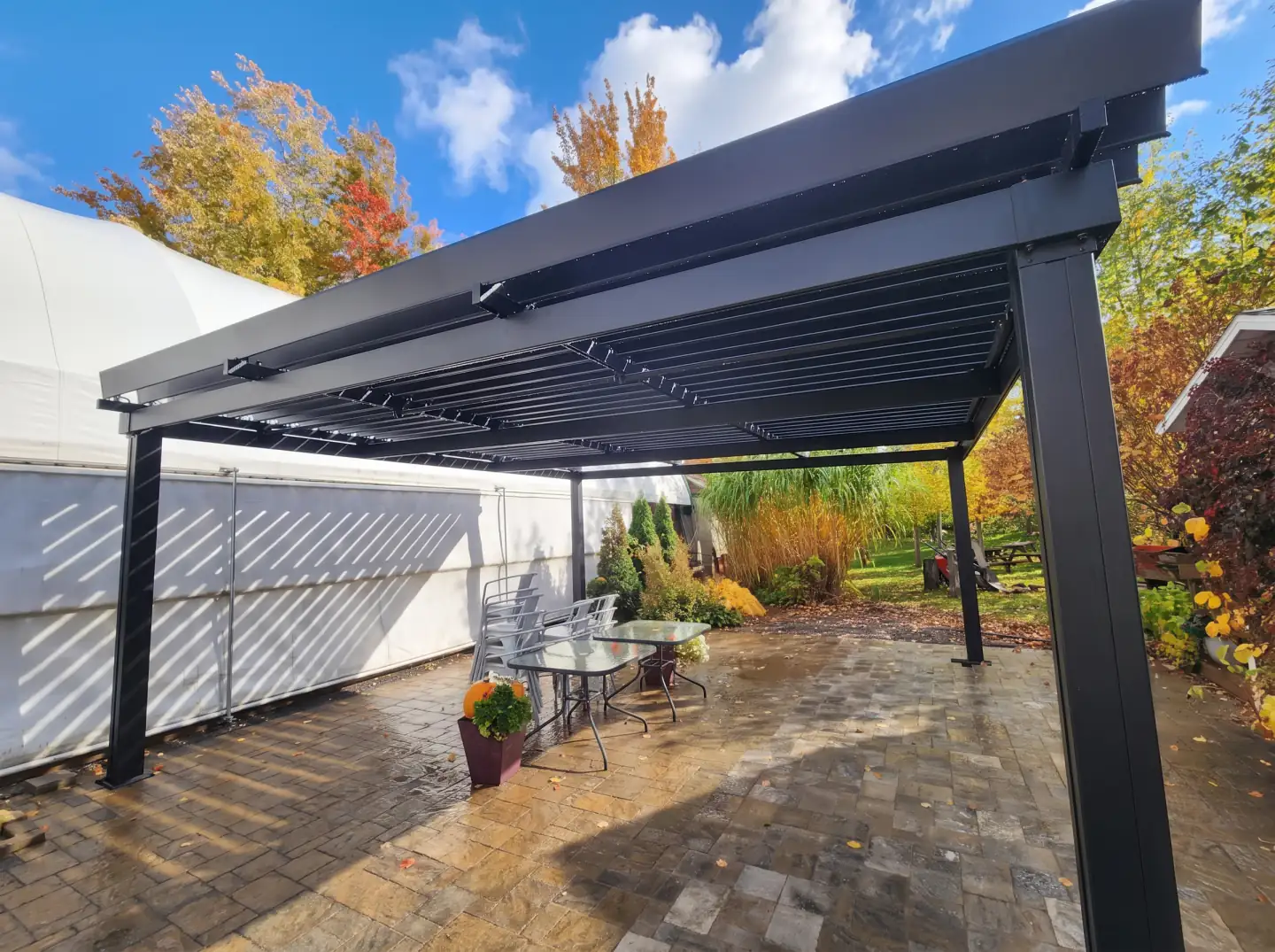 Black pergola over the terrace in autumn, beside the marquee, Marché public Godefroy in Bécancour