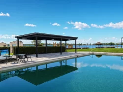 Pergola sombre au bord de la piscine devant la rivière, Restaurant Marina St-Tropez à Saint-Blaise-sur-Richelieu