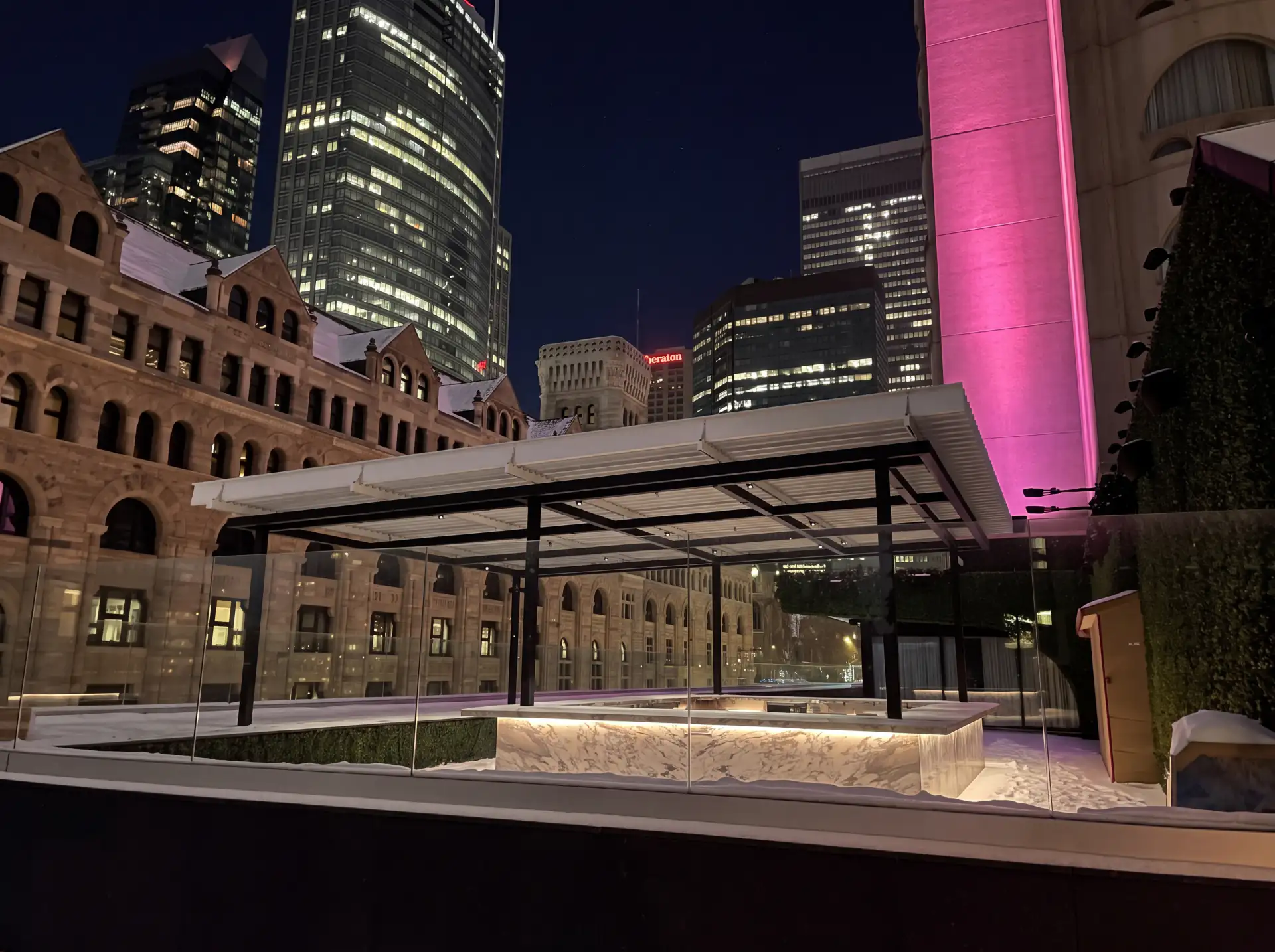 Marquise de l'entrée de l'hôtel éclairée le soir au centre-ville, Marriott Château Champlain à Montréal