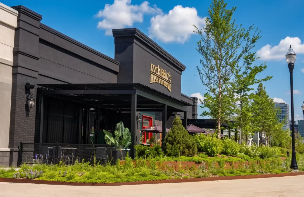 Mckibbin's Irish Pub Dix 30 — pergola à Brossard