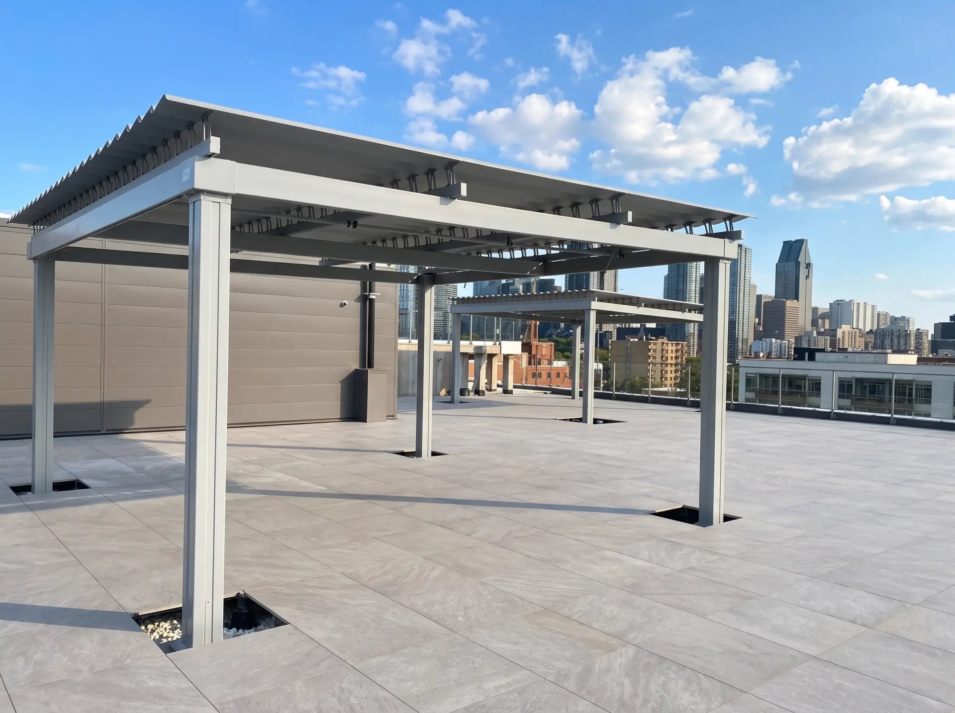 Pergola blanche sur la terrasse de toit face au centre-ville, Mondev William Condos à Montréal
