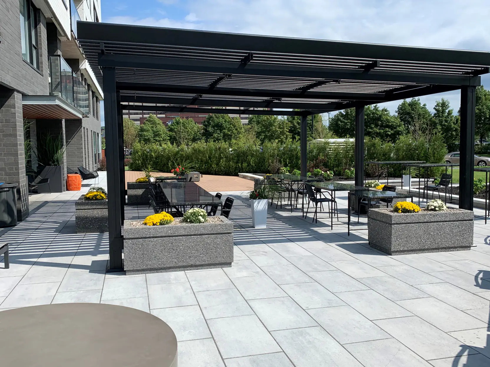 Black pergola on the roof terrace with its flower planters, Condos Mostra Longueuil