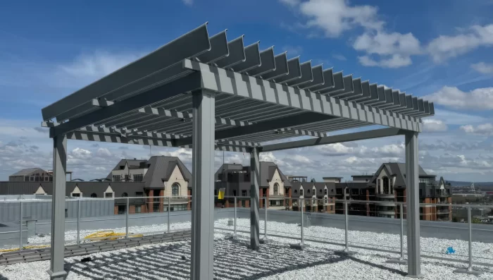 Grey pergola on the gravel roof terrace, Condos Mostra Maisonneuve in Montréal