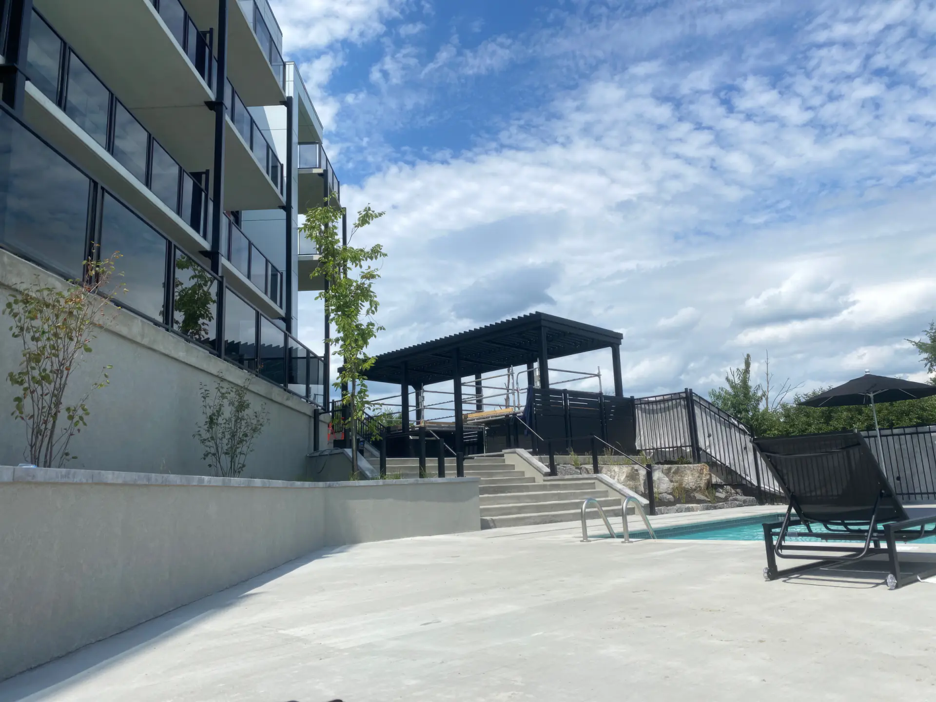 Pergola beside the pool at the foot of the building, Nox Appartements in Gatineau