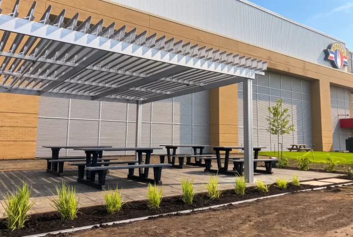 Pergola blanche au-dessus des tables de pique-nique des employés, Olymel à Boucherville