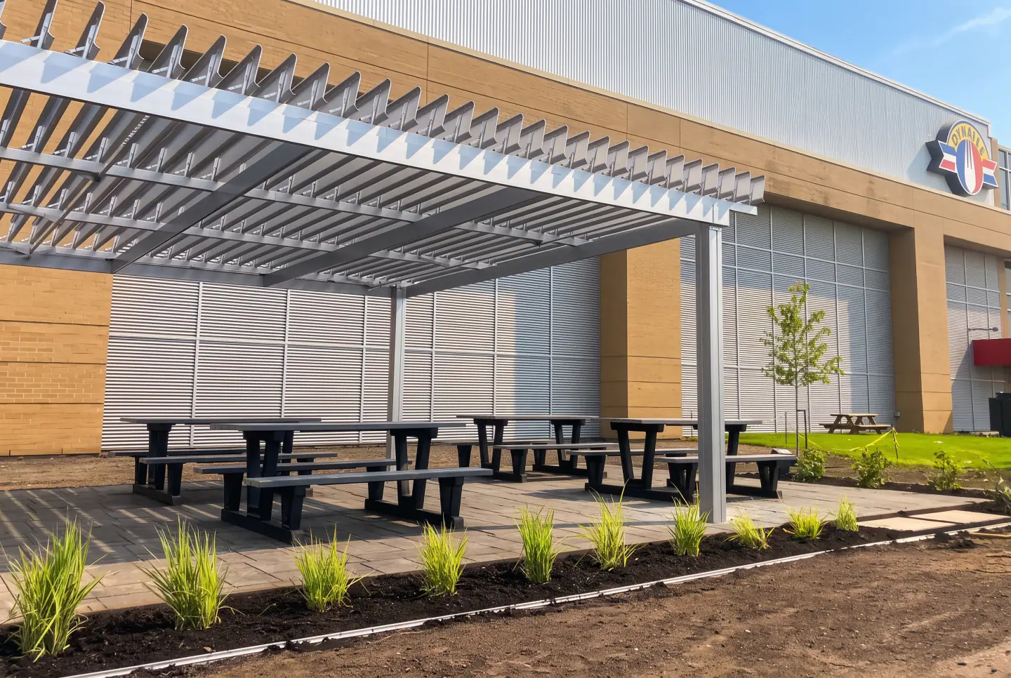 Pergola blanche au-dessus des tables de pique-nique des employés, Olymel à Boucherville