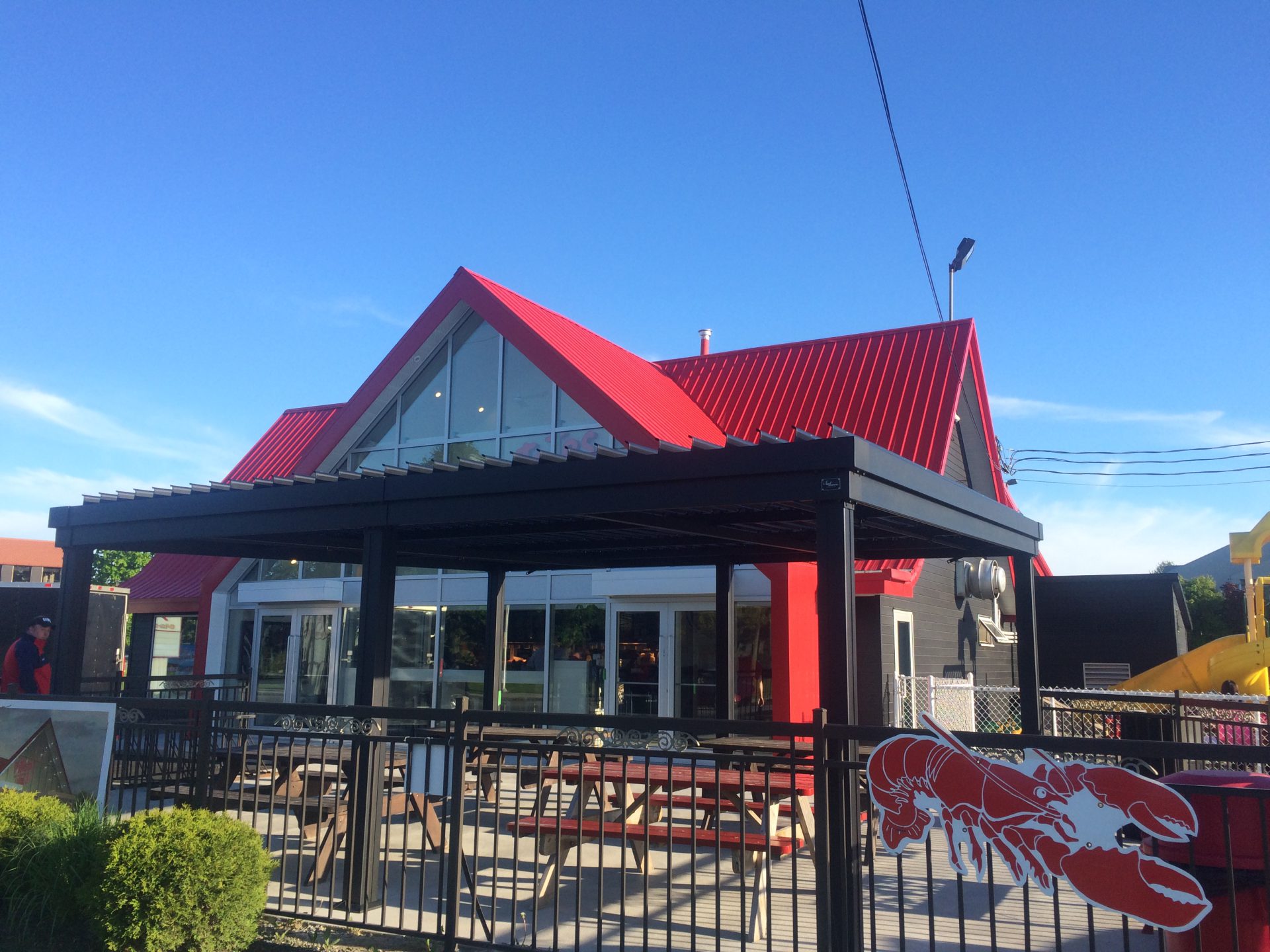 Pergola noire au-dessus de la terrasse du restaurant au toit rouge, Restaurant Patate Plus à Québec