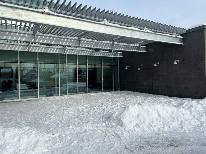 Couvert de lames le long de la façade vitrée en hiver, Patro de Jonquière