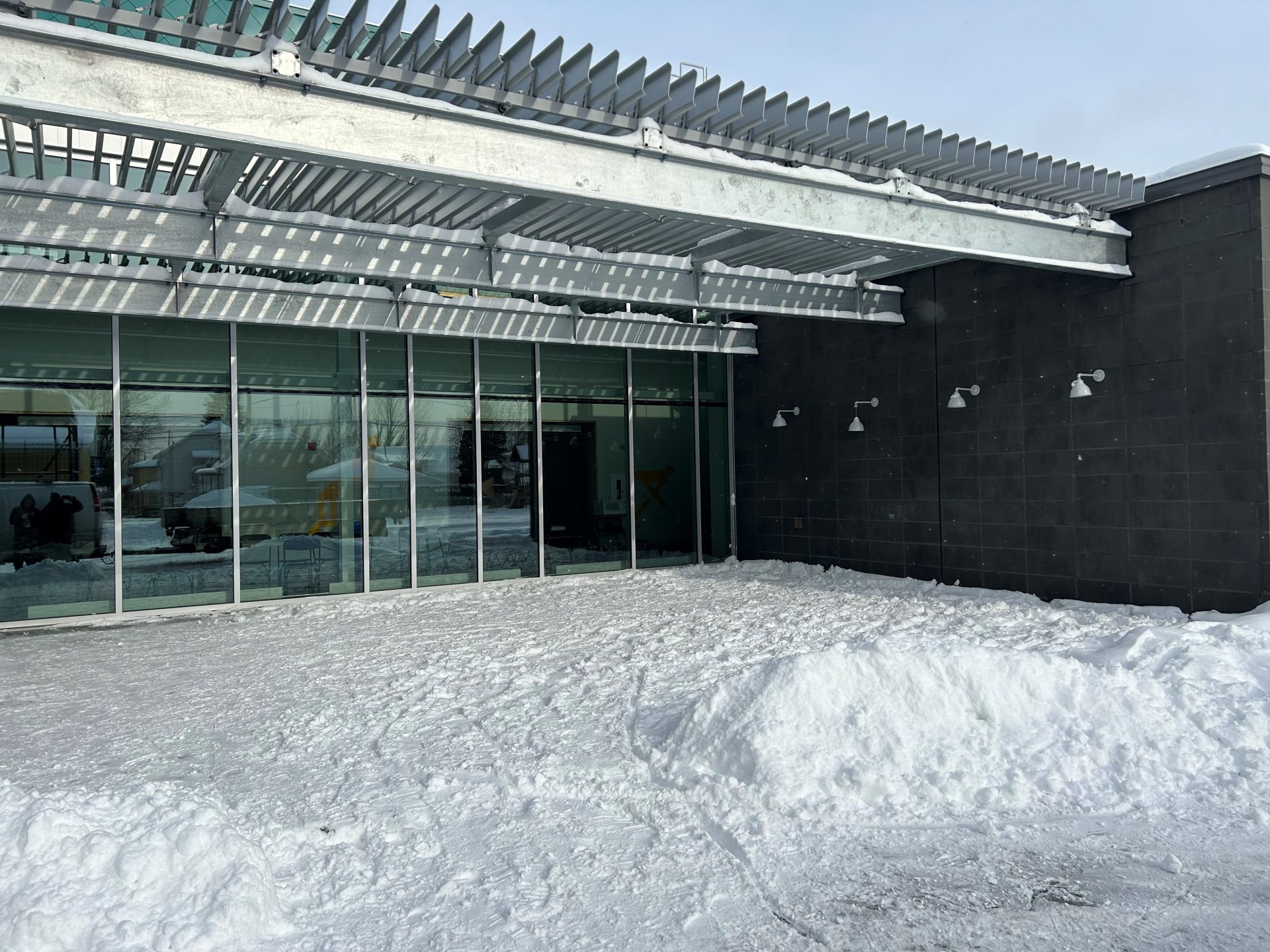Couvert de lames le long de la façade vitrée en hiver, Patro de Jonquière