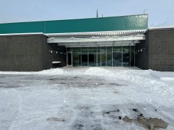 Entrée du bâtiment sous la neige avec sa marquise de lames, Patro de Jonquière
