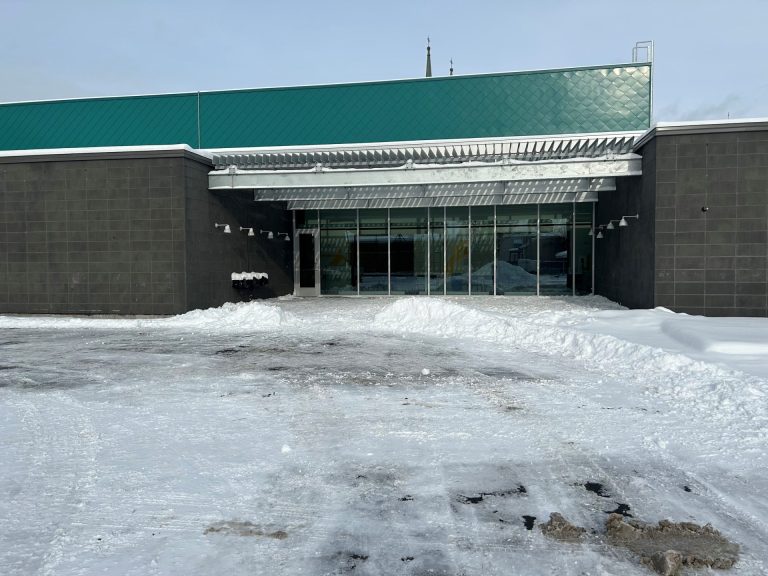 Entrée du bâtiment sous la neige avec sa marquise de lames, Patro de Jonquière