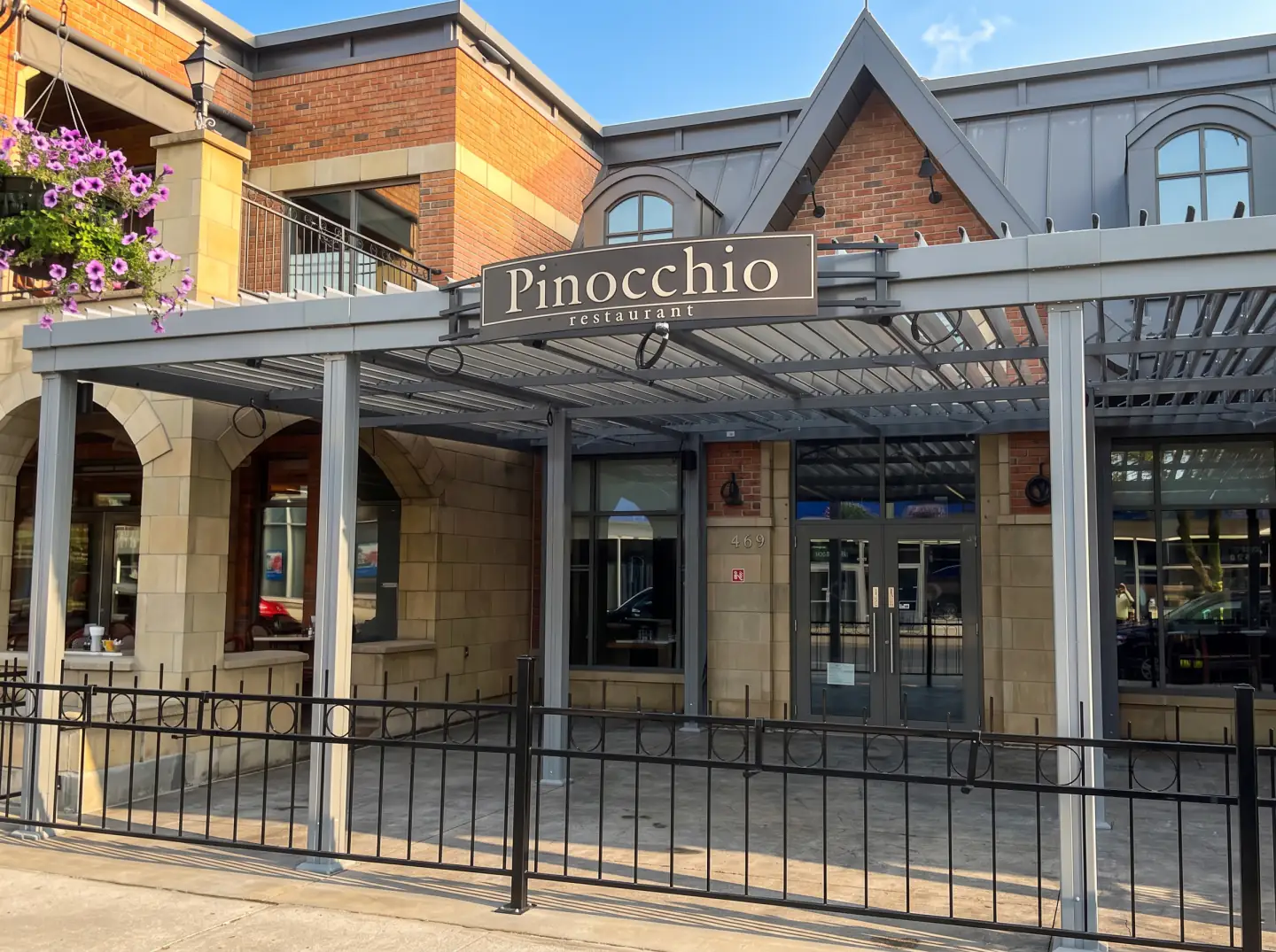 Pergola grise au-dessus de l'entrée sous l'enseigne du restaurant, Le Pinocchio à Magog