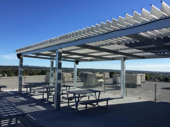 Pergola d'aluminium sur toiture avec tables de pique-nique, Place Royal à Granby