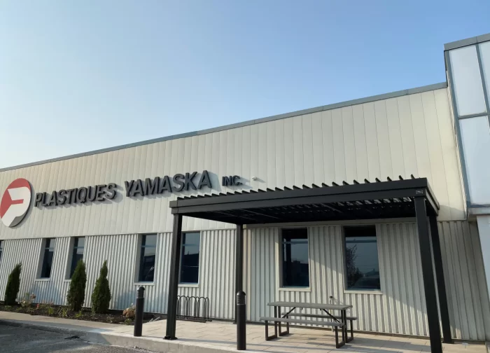 Pergola noire au-dessus de l'entrée du bâtiment industriel, Plastiques Yamaska à Saint-Hyacinthe