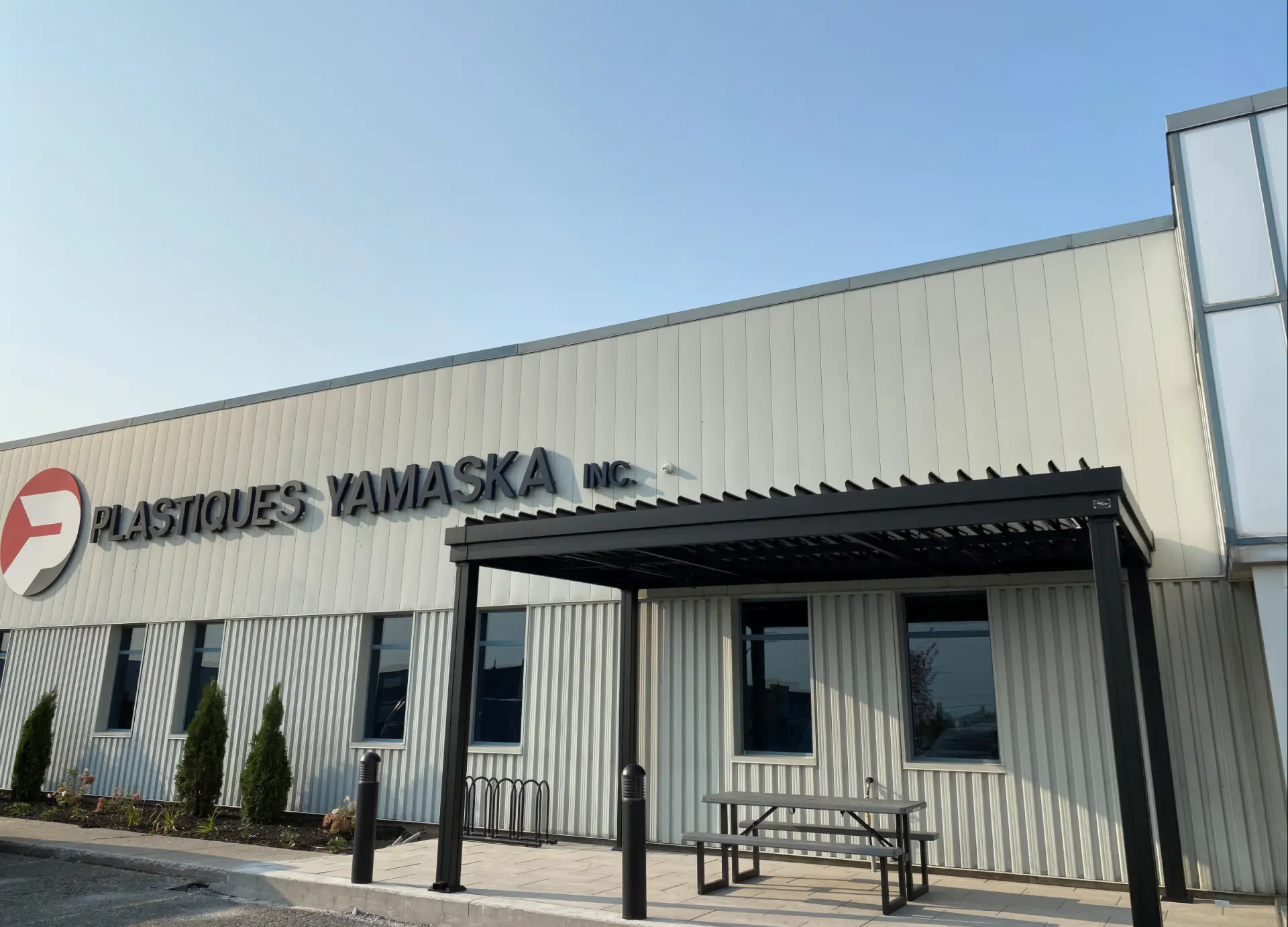 Pergola noire au-dessus de l'entrée du bâtiment industriel, Plastiques Yamaska à Saint-Hyacinthe