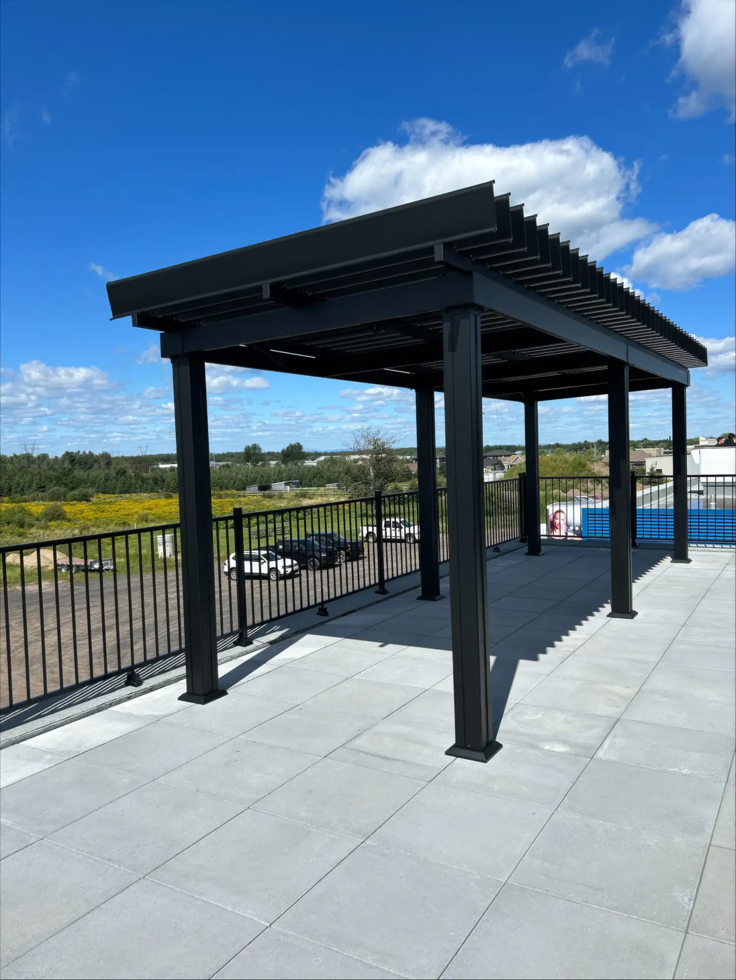 Black pergola on the building's paved area, PNS Tech in Saint-Agapit