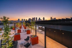 Terrasse de toit au coucher du soleil face aux gratte-ciel, Quartier Général Condos à Montréal