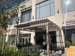 Pergola along the restaurant frontage, Que Sera Syrah in Brossard