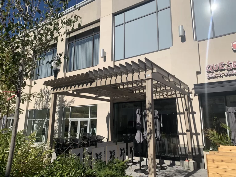 Pergola along the restaurant frontage, Que Sera Syrah in Brossard