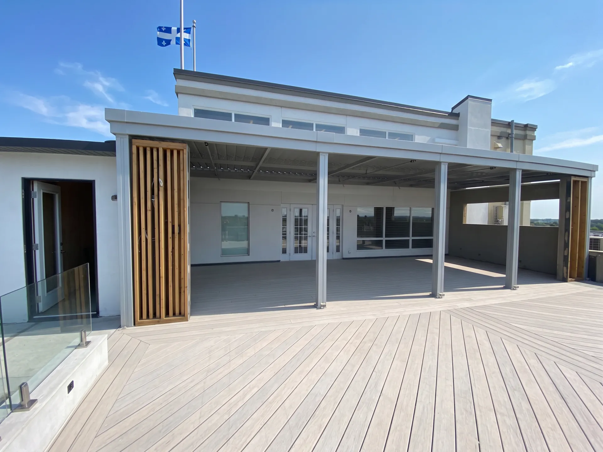 Pergola blanche au-dessus de la terrasse de toit et son paravent de bois, Racine & Chamberland à Montréal