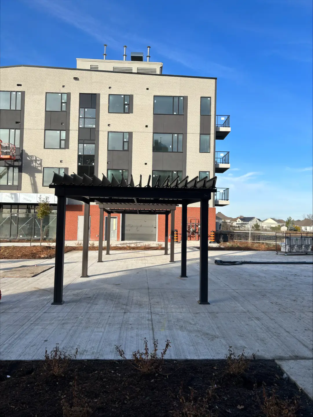 Pergola noire sur la terrasse de l'immeuble d'appartements, RECL Portobello à Ottawa