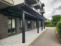 Passage couvert le long du bâtiment de brique, Résidence Bienvenue à Pierrefonds