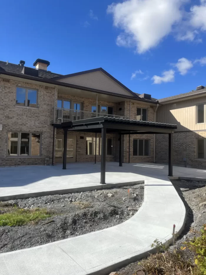 Pergola le long de la résidence en chantier, Résidence Lajoie à Saint-Albert