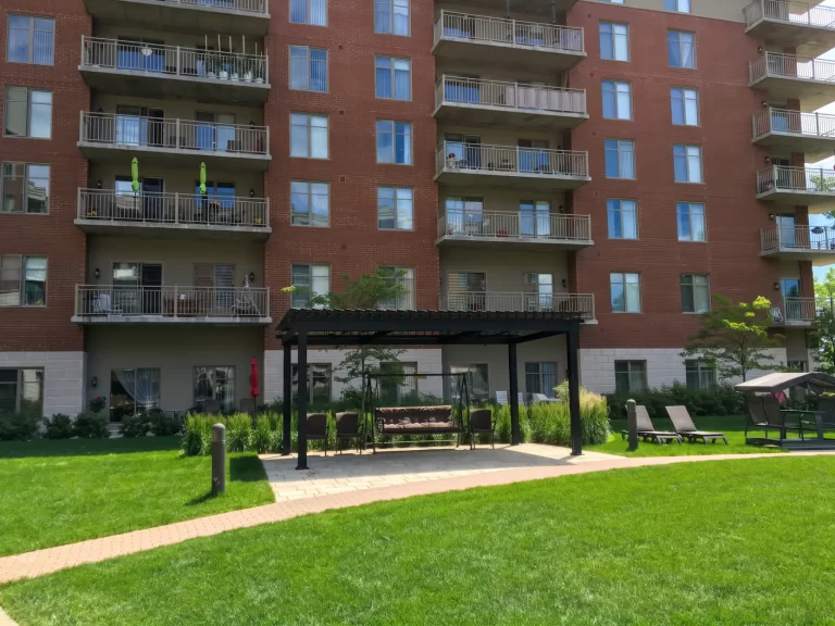 Coin salon abrité au pied de l'immeuble, Résidence Place Belvédère à Trois-Rivières